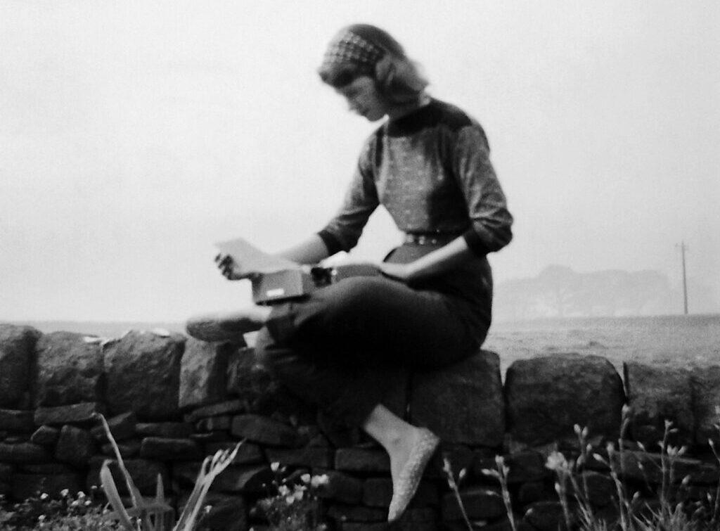 Sylvia Plath (1932-1963) lo scrittore americano meglio ricordato per il suo  post-modernista poesia confessionale e la sua semi-romanzo autobiografico la  campana di vetro circa una donna che soffriva di una malattia mentale